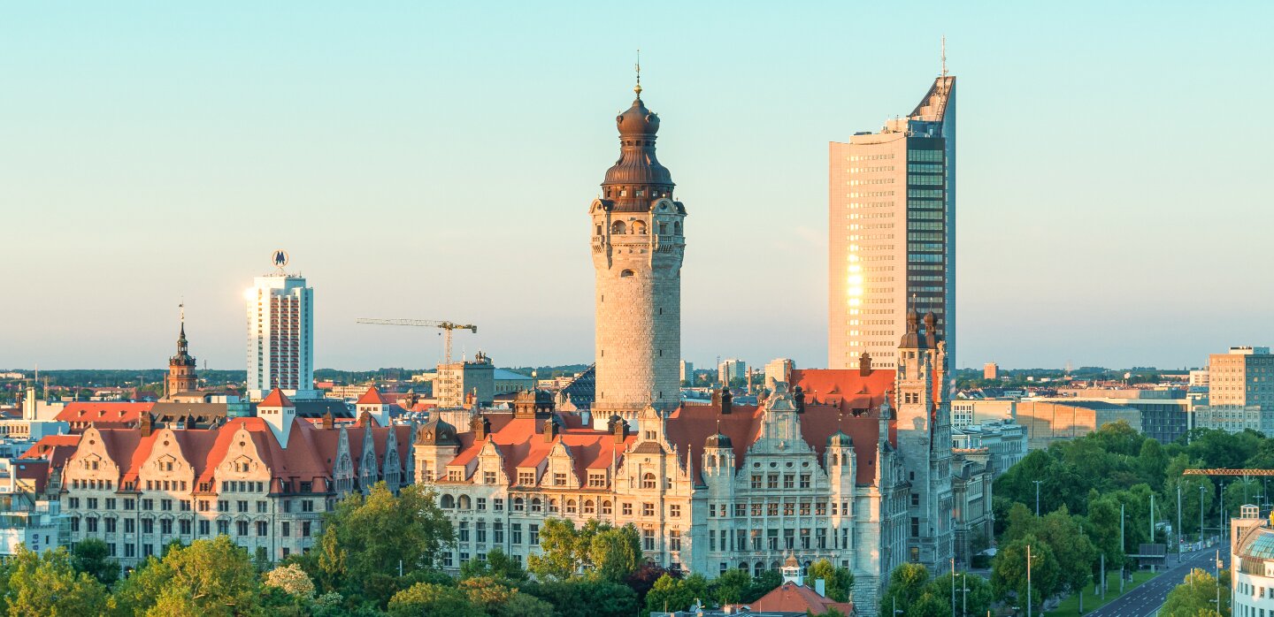 Blick auf Leipzig und das neue Rathaus in der Abendsonne