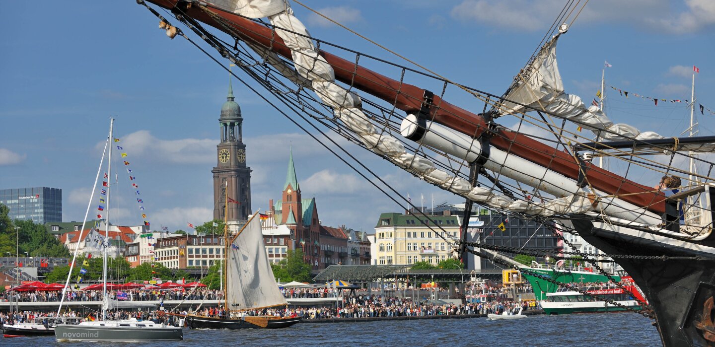 Blick von der Elbe auf Hamburg mit Segelschiff im Vordergrund