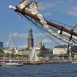 Blick von der Elbe auf Hamburg mit Segelschiff im Vordergrund