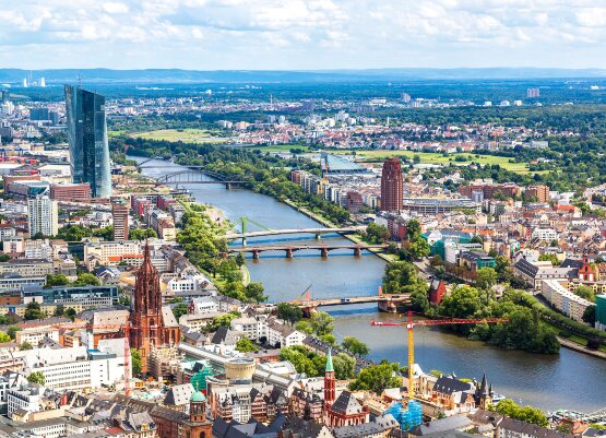 Blick auf Frankfurt und den Main aus der Vogelperspektive