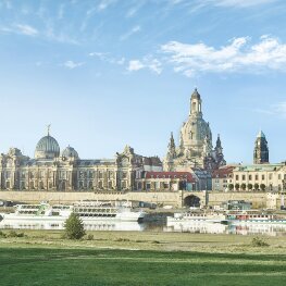 Blick auf die Skyline von Dresden mit Elbe