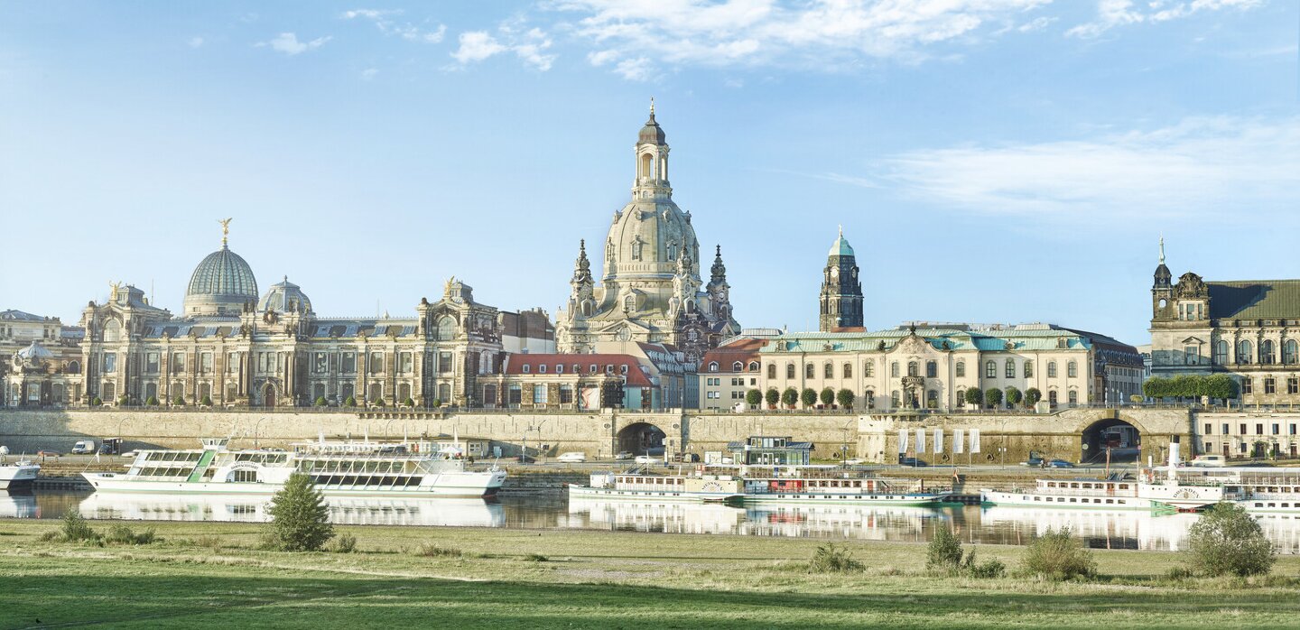 Blick auf die Skyline von Dresden mit Elbe