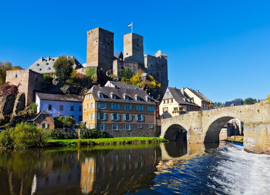 Blick auf die Burg Runkel in Limburg vom Fluss