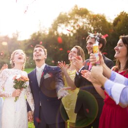 Gruppe auf einer Hochzeit mit Brautpaar