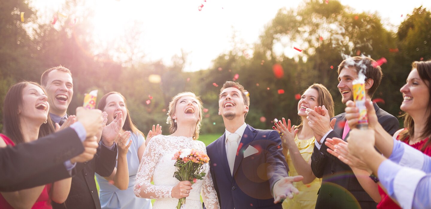 Gruppe auf einer Hochzeit mit Brautpaar