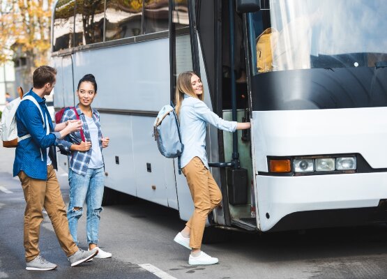 Junge Reisende beim Einsteigen in den Bus