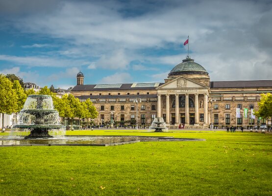 Blick auf das Kurhaus in Wiesbaden