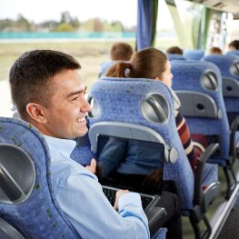 Mann und Frau bei Gespräch im Reisebus