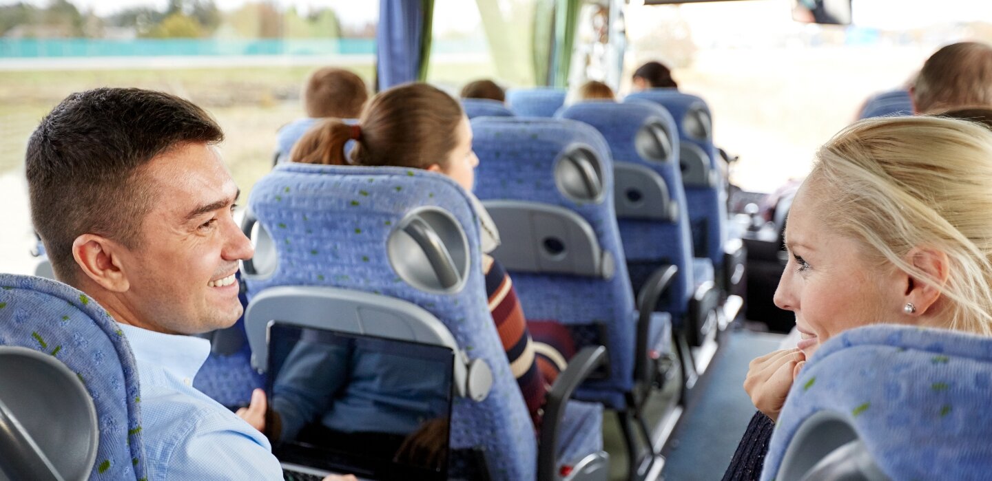 Mann und Frau bei Gespräch im Reisebus