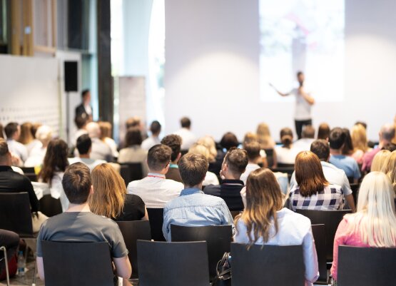 Menschen auf einer Konferenz