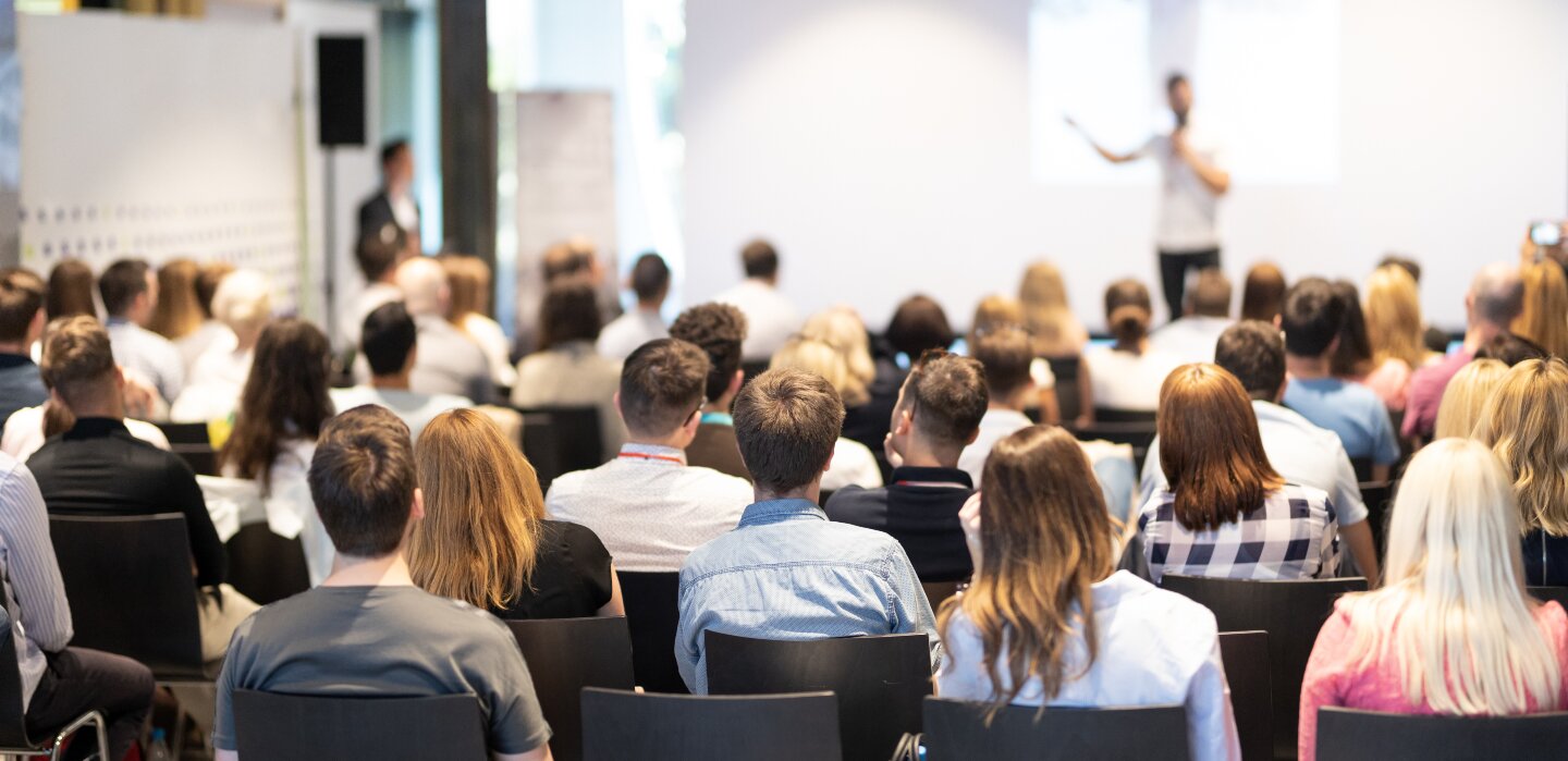 Menschen auf einer Konferenz