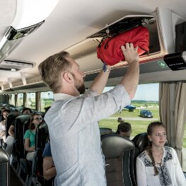 Gruppe von Menschen im Bus aus der Reise