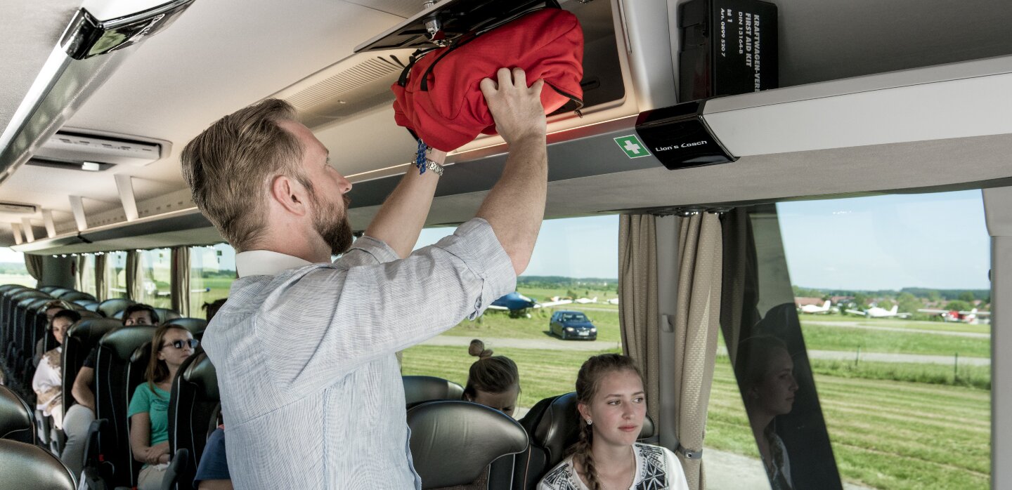 Gruppe von Menschen im Bus aus der Reise