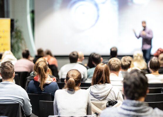 Menschen im einem Konferenzsaal