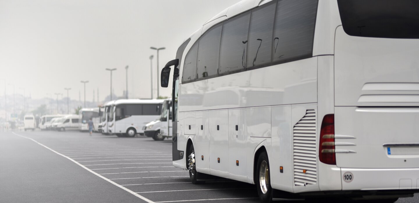 Reisebus auf Parkplatz