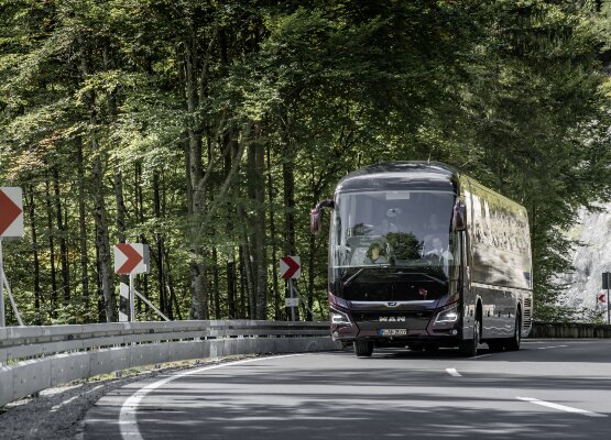 Reisebus in der Kurve