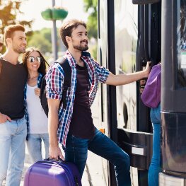 Junge Reisende beim Einsteigen in den Bus