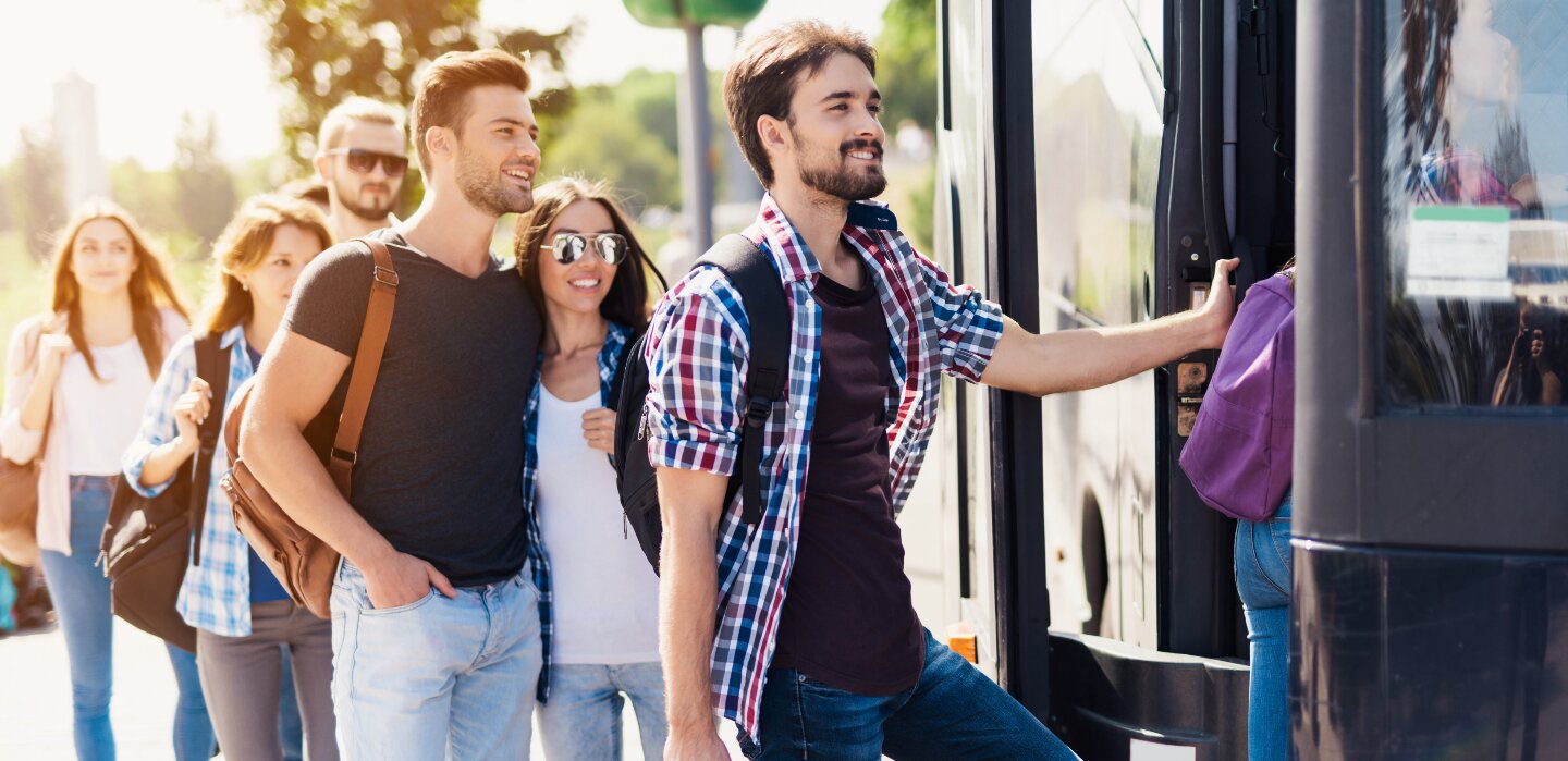 Junge Reisende beim Einsteigen in den Bus