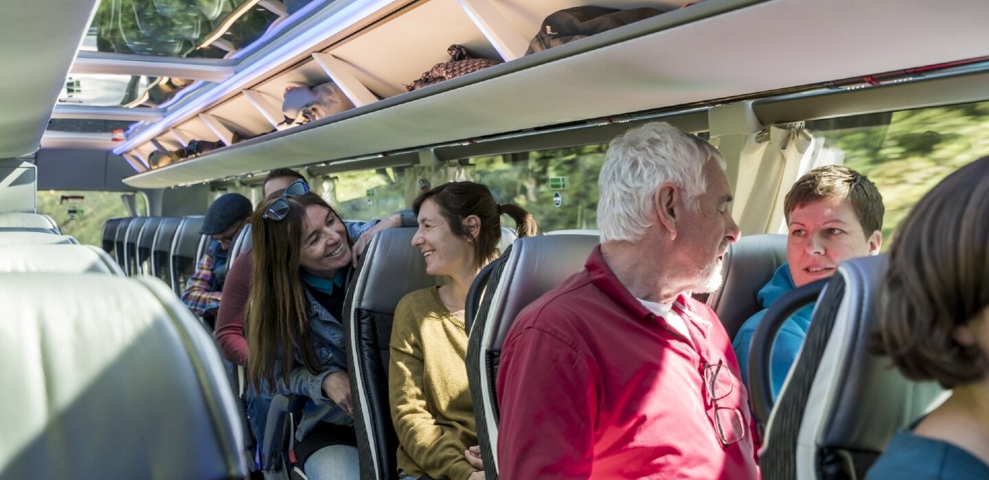 Reisende in einem Bus von MAN