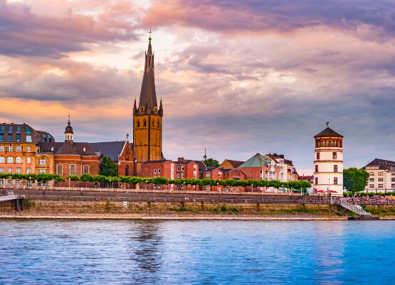 Skyline Düsseldorf vom Rhein aus gesehen