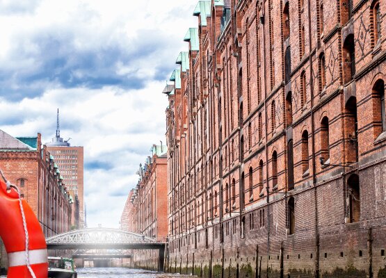 Speicherstadt in Hamburg von einem Boot aus