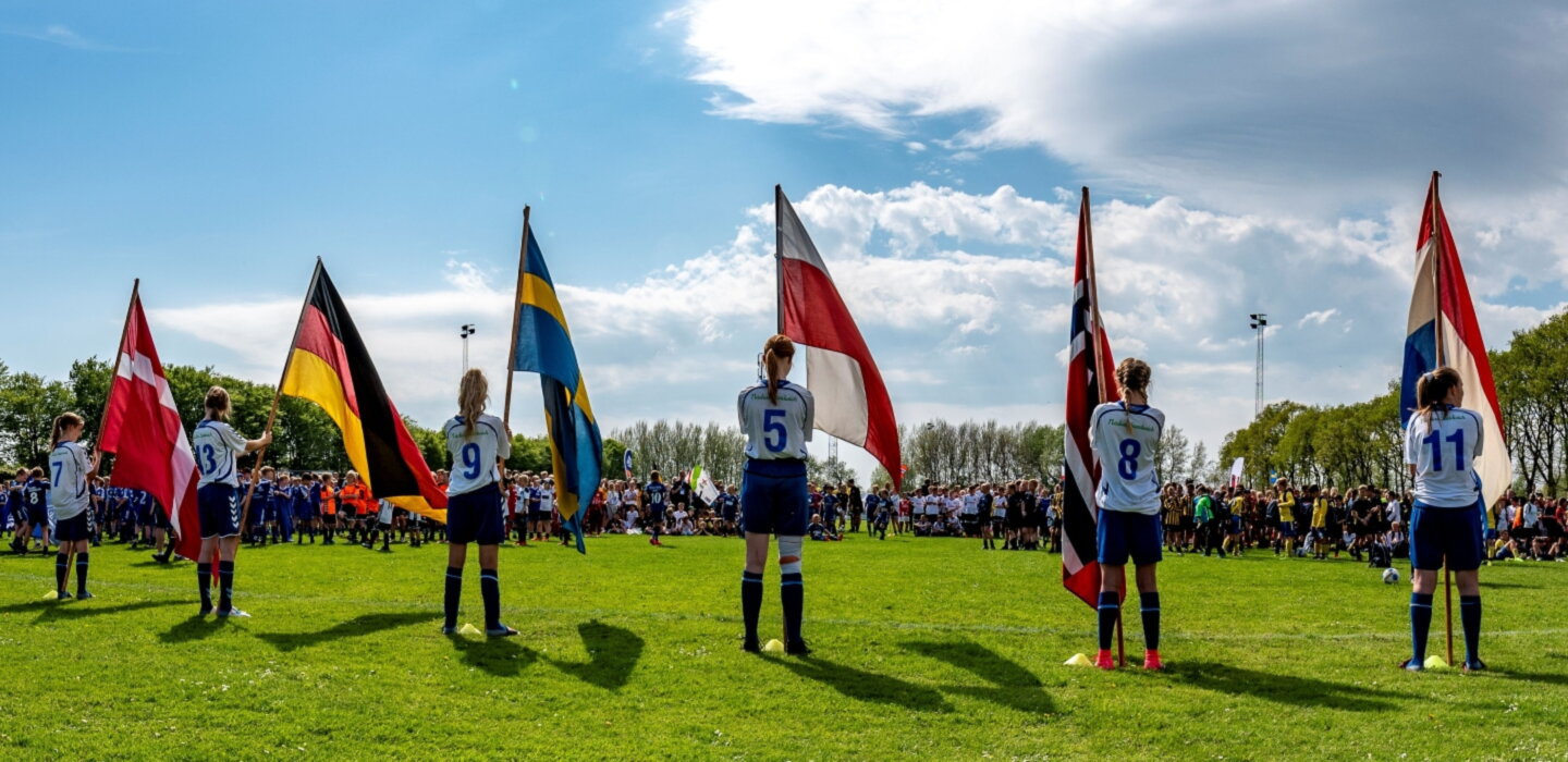 Jugendliche mit Flaggen bei einem Euro-Sportring Turnier